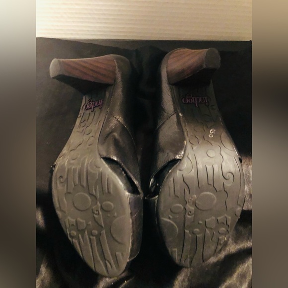 Indigo black women heel shoe. Size US 8 - Picture 3 of 5